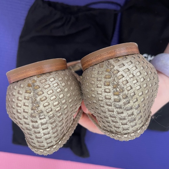 Chanel gold camellia sandals size 38.5 - Picture 9 of 14